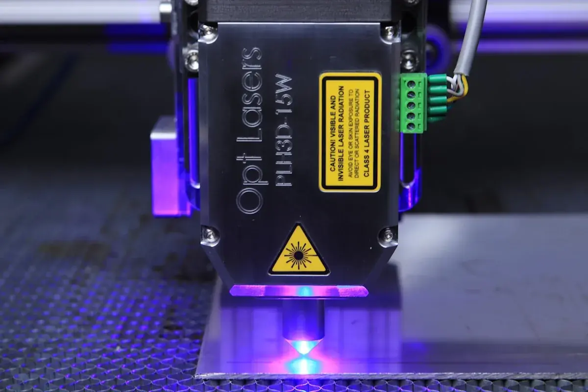 Máquina de gravação a laser marcando peça metálica